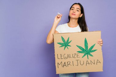 Marihuana içen çekici bir kadın protesto sırasında kenevir uyuşturucularını yasallaştırıyor