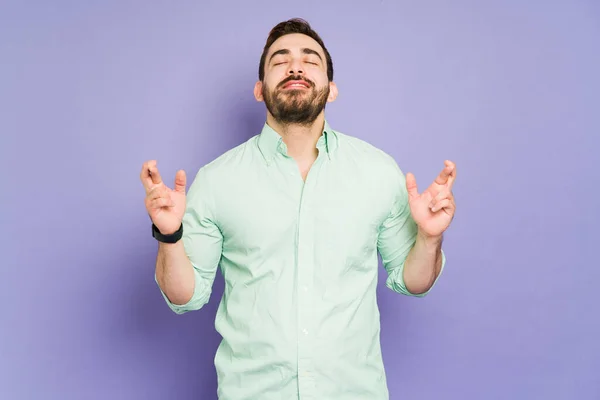 Aantrekkelijke Man Voelt Zich Gelukkig Kruist Zijn Vingers Hoop Dat — Stockfoto