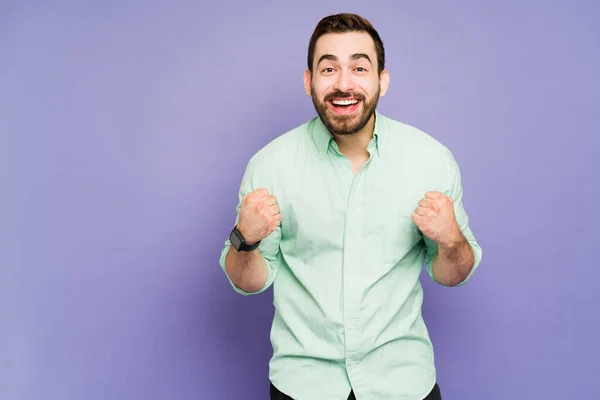 Smiling Caucasian Man Feeling Excited Celebrating His Success Caucasian Man – stockfoto