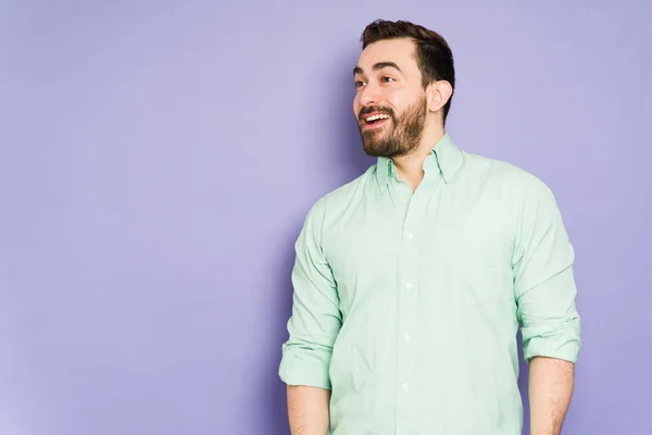 Joven Sorprendido Mirando Algo Increíble Distancia Sintiendo Emociones Positivas —  Fotos de Stock