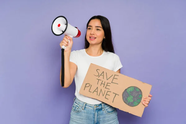 Linda Manifestante Usando Megafone Gritando Uma Mensagem Para Salvar Planeta — Fotografia de Stock