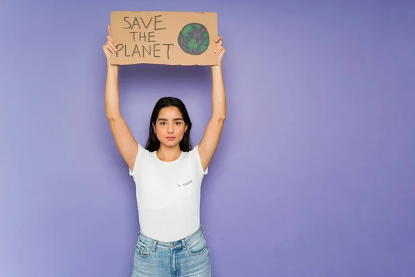 Protestante Ambiental Segurando Sinal Protesto Para Salvar Planeta Durante Uma — Fotografia de Stock