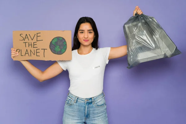 Mulher Ecologista Segurando Sinal Protesto Salvar Planeta Reciclar Seu Lixo — Fotografia de Stock