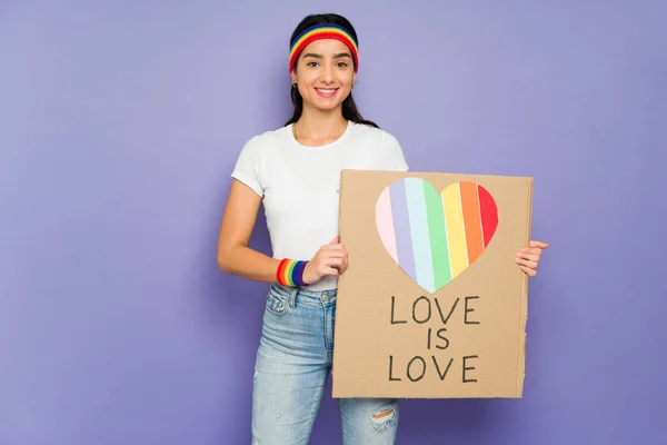 Portrait Happy Gay Woman Smiling While Showing Love Love Banner — Foto de Stock