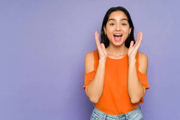 Surprised Hispanic Woman Looking Camera Screaming Happiness Receiving Good News — стоковое фото