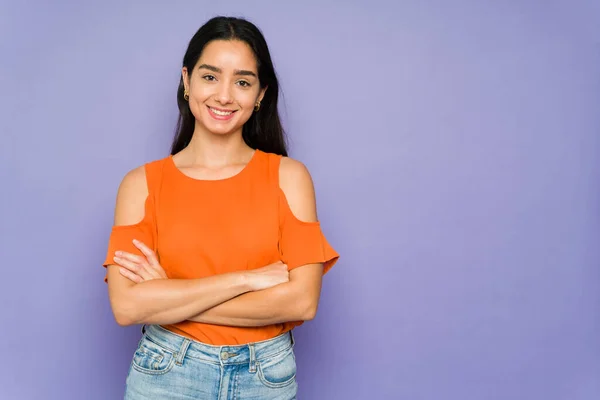 Attractive Young Woman Casual Clothes Her Arms Folded Smiling Looking — ストック写真