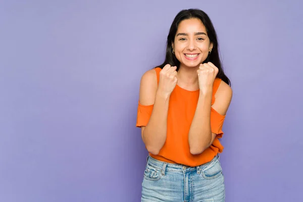Mujer Joven Emocionada Recibiendo Buenas Noticias Sintiéndose Exitosa Mujer Latina —  Fotos de Stock