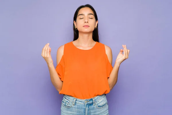 Mujer Relajada Meditando Para Aliviar Algo Estrés Mujer Joven Haciendo —  Fotos de Stock