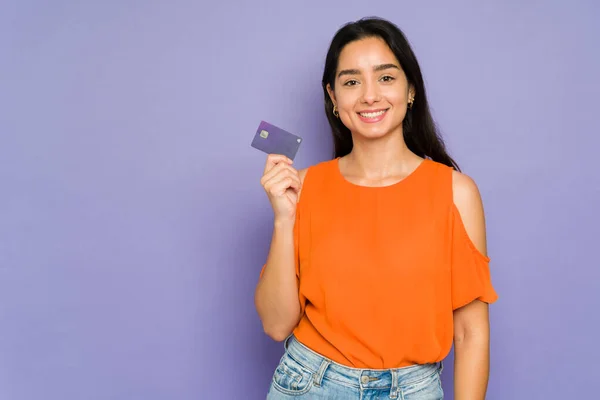 Cheerful Young Woman Showing Best Credit Card Ready Pay Her — Stock Fotó