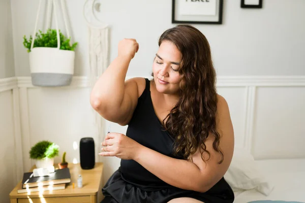 Hispánská Tlustá Žena Píchá Inzulín Paže Aby Měla Pod Kontrolou — Stock fotografie