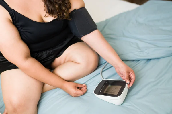 Primer Plano Una Mujer Hispana Gorda Que Sufre Hipertensión Usando —  Fotos de Stock