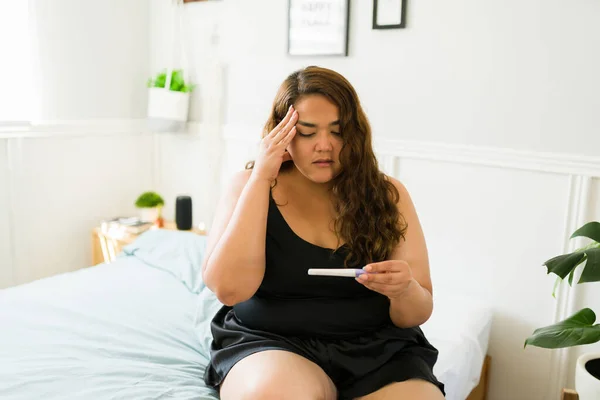 Stresszes Túlsúlyos Aki Pozitív Terhességi Tesztet Néz Megdöbbent Boldogtalan — Stock Fotó