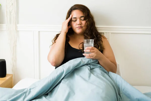 Mulher Triste Com Obesidade Sofrendo Uma Dor Cabeça Uma Ressaca — Fotografia de Stock