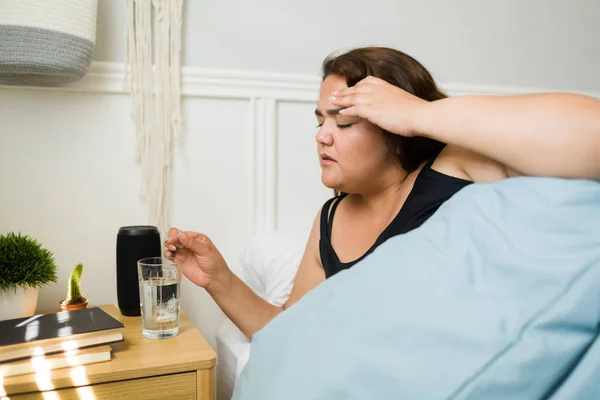 Αναστατωμένη Χοντρή Γυναίκα Ξυπνά Στο Κρεβάτι Της Άσχημο Πονοκέφαλο Και — Φωτογραφία Αρχείου