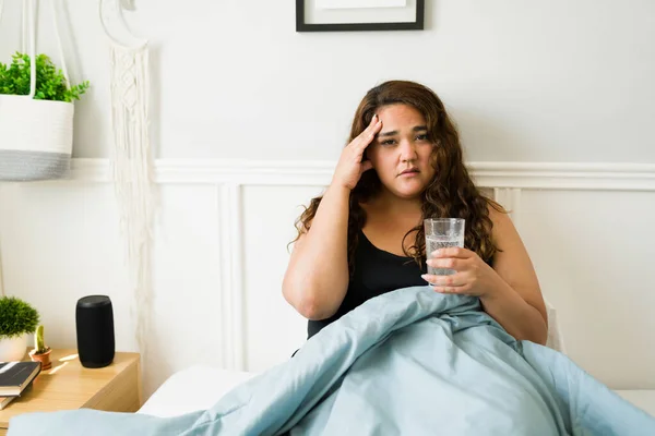 Portré Egy Szomorú Elhízott Migrénnel Szenved Másnaposság Iszik Egy Pohár — Stock Fotó