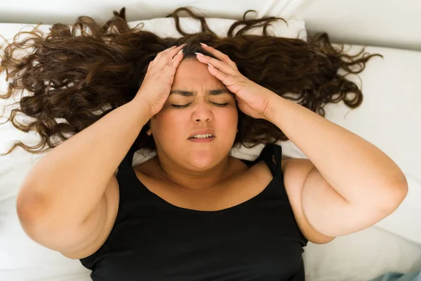 Стрессовая Тучная Женщина Массирует Голову Страдая Сильной Мигрени Головной Боли — стоковое фото