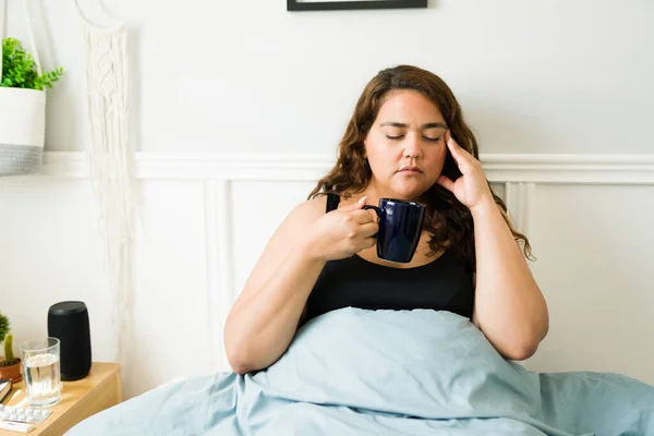 Mujer Triste Años Con Obesidad Que Sufre Dolor Cabeza Migraña —  Fotos de Stock