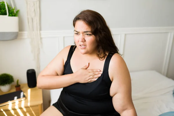 Mulher Obesa Insalubre Colocando Uma Mão Peito Tendo Problemas Cardíacos — Fotografia de Stock