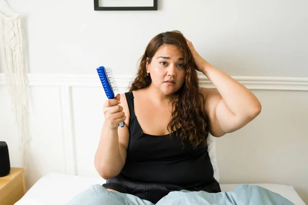 Cabelo Danificado Retrato Uma Mulher Triste Com Obesidade Escovando Seu — Fotografia de Stock