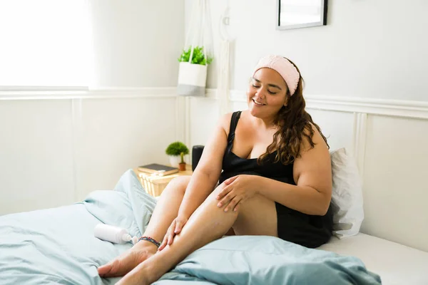 Mulher Bonita Feliz Colocando Hidratante Suas Pernas Corpo Enquanto Antes — Fotografia de Stock
