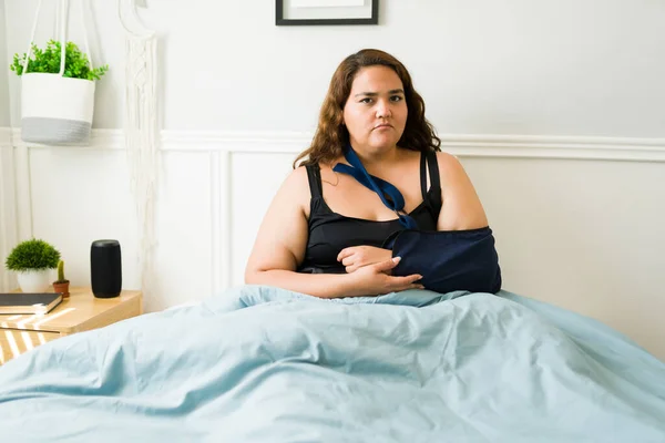 Porträtt Ledsen Deprimerad Fet Kvinna Med Bruten Arm Som Vilar — Stockfoto