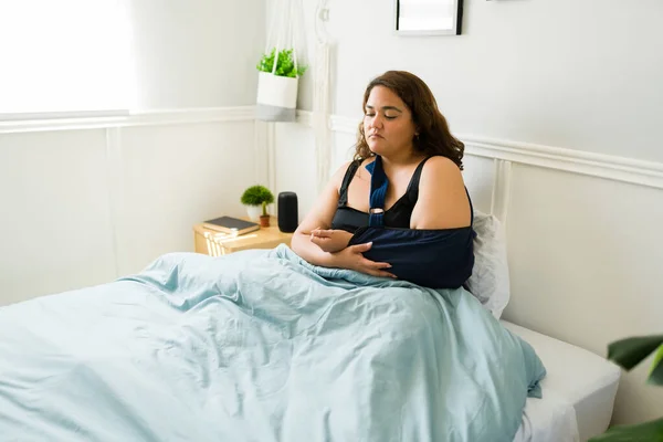 Mujer Lesionada Con Dolor Debido Una Lesión Fractura Hueso Mujer — Foto de Stock