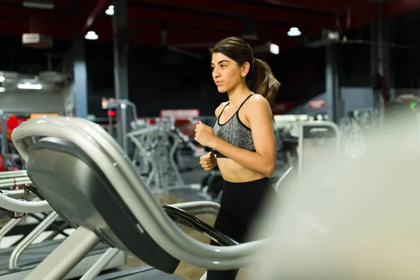 Mulher Forte Atraente Correndo Rápido Uma Esteira Fazendo Treino Cardio — Fotografia de Stock