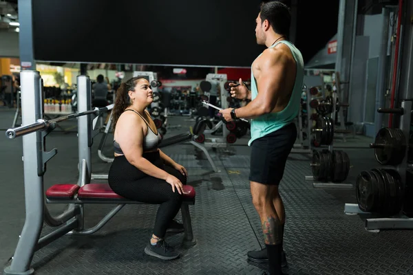 Além Mulher Tamanho Ginásio Ouvindo Seu Treinador Fitness Para Iniciar — Fotografia de Stock