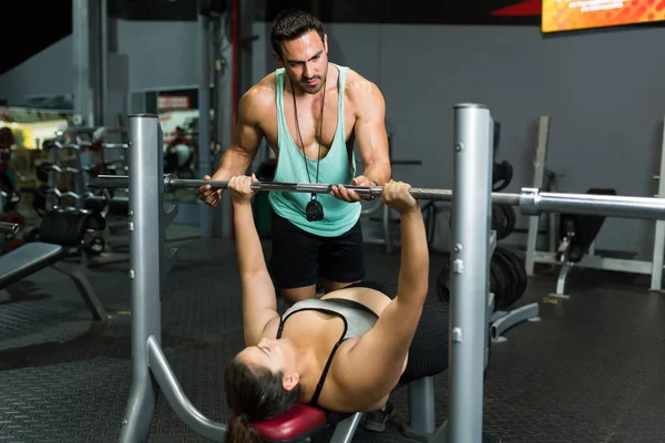 Treinador Fitness Muscular Ajudando Uma Grande Jovem Fazendo Levantamento Peso — Fotografia de Stock