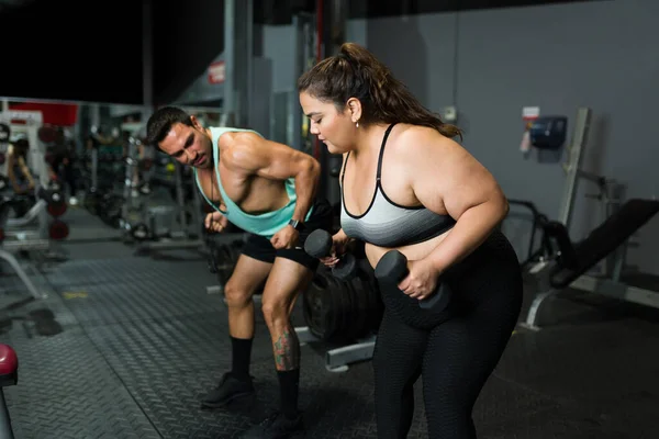 Παχύσαρκη Λατίνα Γυναίκα Στο Γυμναστήριο Χρησιμοποιώντας Αλτήρες Ενώ Εργάζονται Έξω — Φωτογραφία Αρχείου