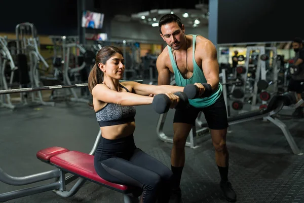 Fit Young Woman Lifting Weights Help Male Personal Trainer Strong — Stock Photo, Image