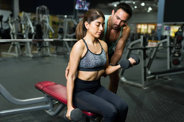 Prachtige Latin Vrouw Fitness Coach Doet Gewichtheffen Sportschool Tijdens Een — Stockfoto