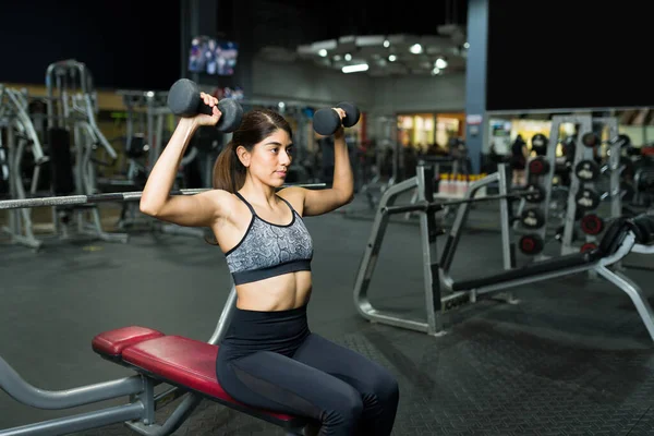 Attraktive Junge Frau Sportbekleidung Die Hantelgewichte Hebt Und Fitnessstudio Trainiert — Stockfoto
