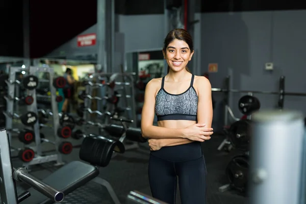 Porträt Einer Hinreißenden Weiblichen Fitnesstrainerin Activewear Die Bei Ihrer Ankunft — Stockfoto