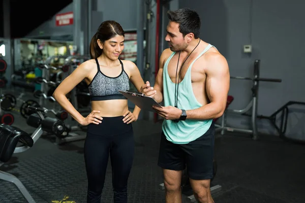 Spor Salonundaki Zayıf Genç Bir Bayana Spor Egzersizi Fitness Planından — Stok fotoğraf