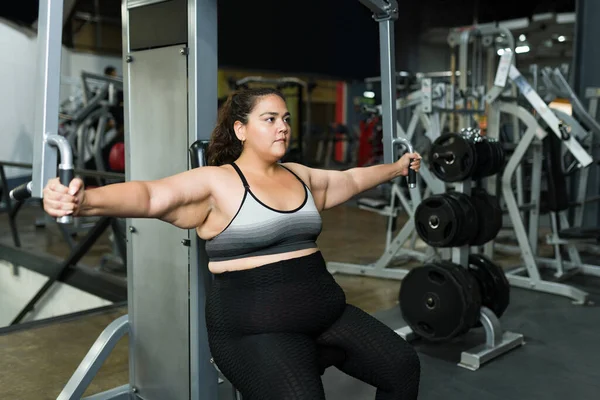 Решительная Толстая Молодая Женщина Помощью Тренажерного Зала Тренировки Похудеть — стоковое фото