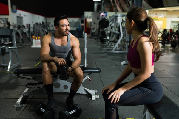 Fitness Eşleri Spor Salonundaki Güçlü Antrenmanlarından Sonra Oturup Dinleniyorlar — Stok fotoğraf