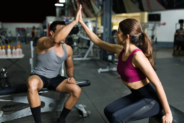 Excitada Mulher Esportiva Homem Fazendo Alto Cinco Depois Terminar Wotkout — Fotografia de Stock