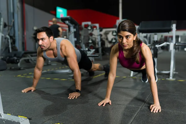 Parceiros Treino Ativos Fazendo Uma Prancha Flexões Ginásio Mulher Atraente — Fotografia de Stock