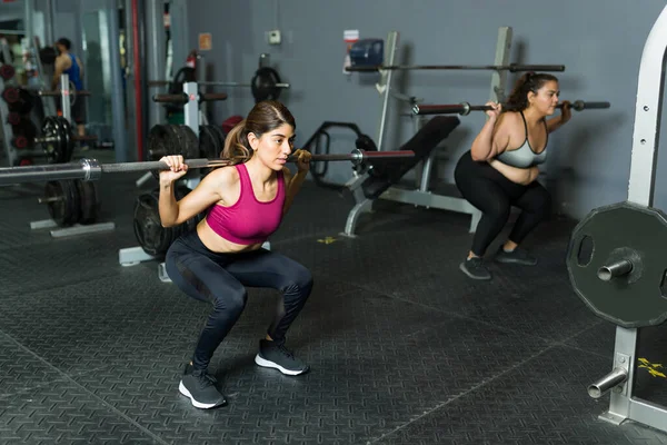 Hispanic Stark Tränare Tyngdlyftning Gymmet Fitness Tränarträning Med Överviktig Kvinna — Stockfoto