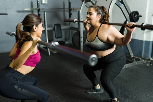 Adatta Personal Trainer Insegnare Una Giovane Donna Con Obesità Suo — Foto Stock