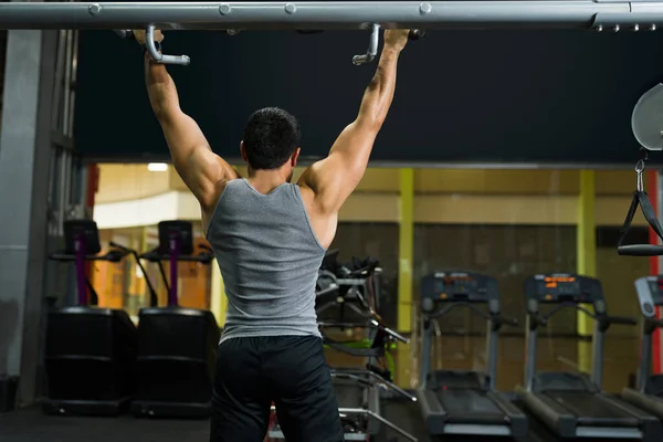 Joven Fuerte Visto Desde Atrás Haciendo Ejercicio Gimnasio Entrenamiento Entrenador —  Fotos de Stock