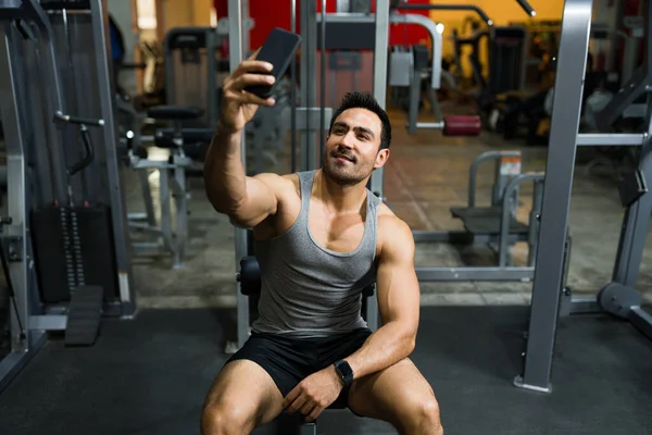 Happy Latino Mies Ottaa Selfie Älypuhelimella Lähettää Sosiaalisen Median Jälkeen — kuvapankkivalokuva