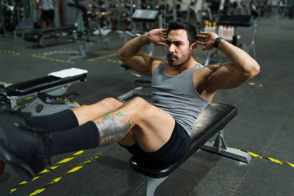 Sportlicher Junger Mann Beim Sit Ups Fitnessstudio Hübscher Fitnesstrainer Trainiert — Stockfoto