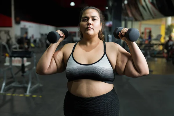 Латиноамериканская Молодая Женщина Страдающая Ожирением Собирается Спортзал Похудеть — стоковое фото