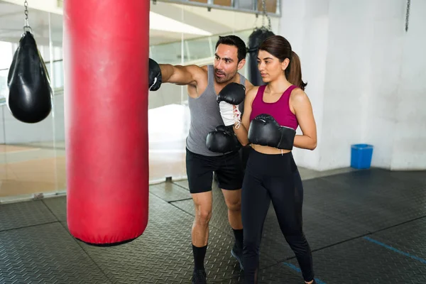 Boxing Coach Teaching Athletic Woman How Punch Boxing Bag Workout — Stock Photo, Image