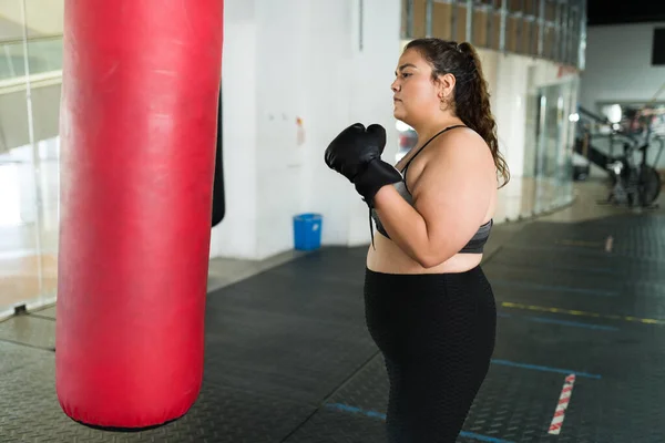 Aktivní Žena Nadváhou Učí Boxovat Posilovně Velikost Žena Boxerskými Rukavicemi — Stock fotografie