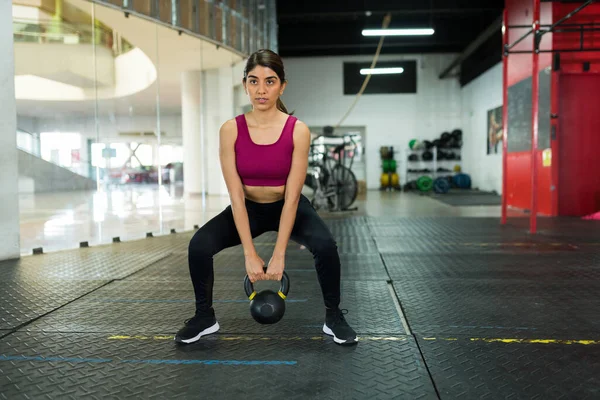 Sportovní Mladá Žena Activewear Zvedání Kettlebell Během Silného Cvičení Tělocvičně — Stock fotografie