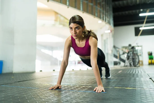 Wanita Hispanik Yang Menarik Melakukan Papan Gym Indah Fit Wanita — Stok Foto