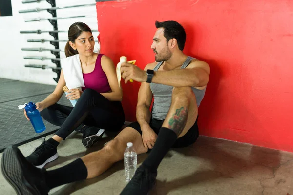 Mujer Joven Atlética Hombre Comiendo Aperitivo Juntos Después Terminar Entrenamiento — Foto de Stock